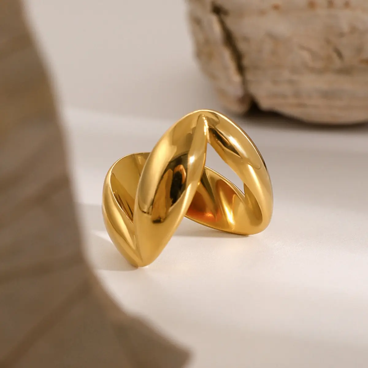 Anillo individual de mujer chapado en oro de 18 quilates en acero satinado con forma de V de estilo simple de 1 pieza 